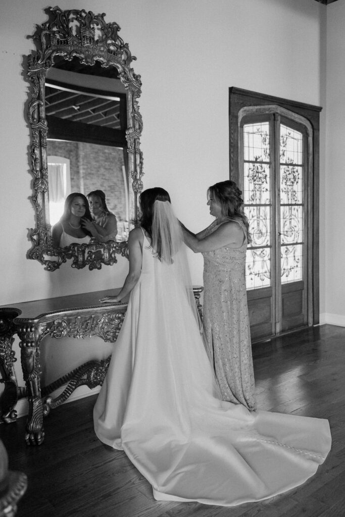 bride getting ready with mom photos