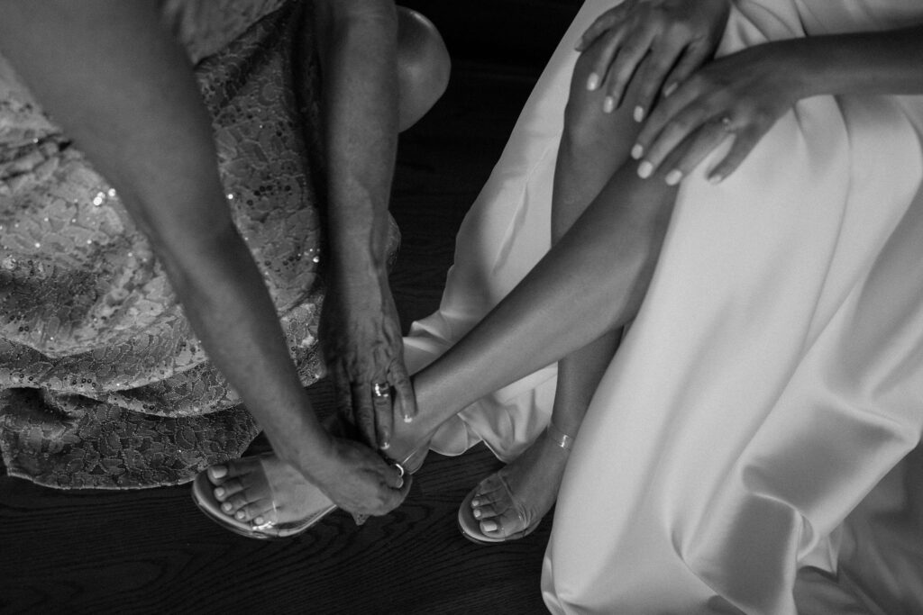 bride getting ready with mom photos